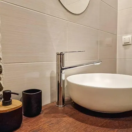 Getaway- & Summer Activities , Sleep 6 * בנסקו